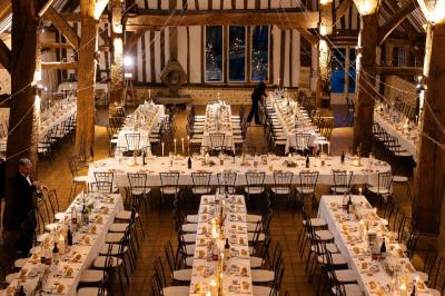 Platines vinyles et disques exposés sur une table en extérieur, avec un jardin verdoyant et un pigeonnier à colombages en…