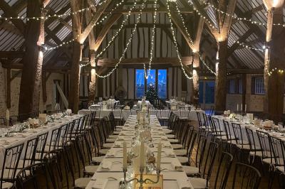Platines vinyles et disques exposés sur une table en extérieur, avec un jardin verdoyant et un pigeonnier à colombages en…