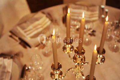 Miniature Location salle Corny (Eure) - Le Manoir de Corny #5 Brasero allumé dans une cour gravillonnée devant un bâtiment éclairé avec des murs en bois et des portes vitrées.