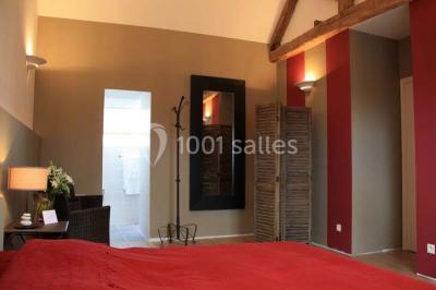 Miniature Location salle Corny (Eure) - Le Manoir de Corny #19 Brasero allumé dans une cour gravillonnée devant un bâtiment éclairé avec des murs en bois et des portes vitrées.