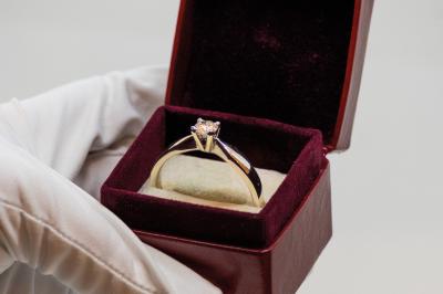 Anneaux en métal de différentes formes, textures et couleurs suspendus en arc sur fond blanc.