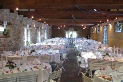 Allée ombragée avec banc en bois, hortensias en fleurs et panneaux directionnels près d'un arbre.