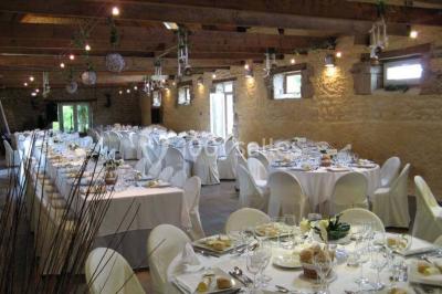 Allée ombragée avec banc en bois, hortensias en fleurs et panneaux directionnels près d'un arbre.