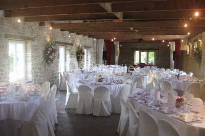 Allée ombragée avec banc en bois, hortensias en fleurs et panneaux directionnels près d'un arbre.