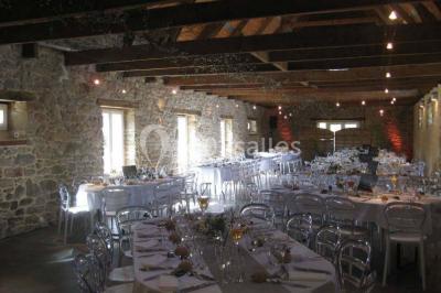 Allée ombragée avec banc en bois, hortensias en fleurs et panneaux directionnels près d'un arbre.