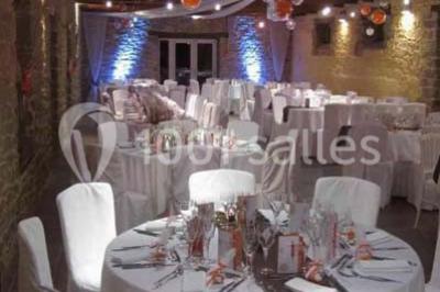 Allée ombragée avec banc en bois, hortensias en fleurs et panneaux directionnels près d'un arbre.