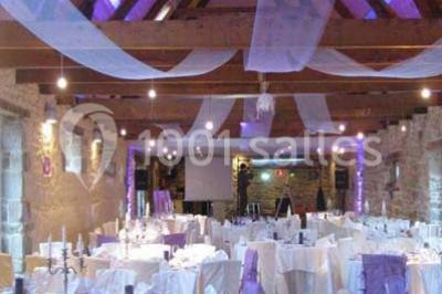 Allée ombragée avec banc en bois, hortensias en fleurs et panneaux directionnels près d'un arbre.