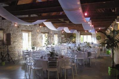Allée ombragée avec banc en bois, hortensias en fleurs et panneaux directionnels près d'un arbre.