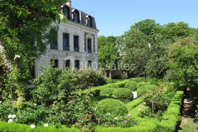 Salle de réception éclairée par des lumières violettes, avec un bar et des tables dans un décor chaleureux.
