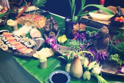 Salle de réception éclairée par des lumières violettes, avec un bar et des tables dans un décor chaleureux.