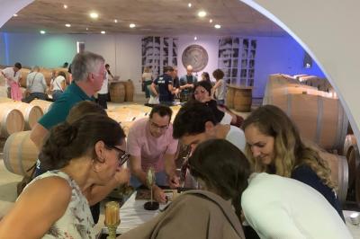 Salle à manger élégante avec table dressée, bouquet de fleurs au centre, grande fenêtre ouverte sur un jardin verdoyant.