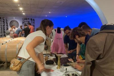 Salle à manger élégante avec table dressée, bouquet de fleurs au centre, grande fenêtre ouverte sur un jardin verdoyant.