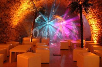 Plateaux de bouchées apéritives avec fromage, raisin, jambon et brochettes, accompagnés de verres de champagne en arrière…