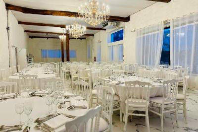 Plateaux de bouchées apéritives avec fromage, raisin, jambon et brochettes, accompagnés de verres de champagne en arrière…