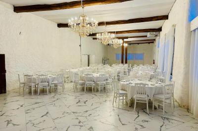 Plateaux de bouchées apéritives avec fromage, raisin, jambon et brochettes, accompagnés de verres de champagne en arrière…