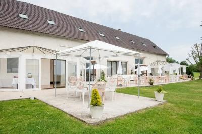 Plateaux de bouchées apéritives avec fromage, raisin, jambon et brochettes, accompagnés de verres de champagne en arrière…