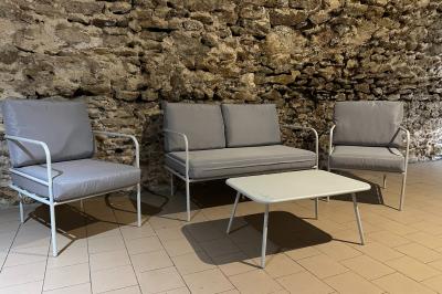 Plateaux de bouchées apéritives avec fromage, raisin, jambon et brochettes, accompagnés de verres de champagne en arrière…