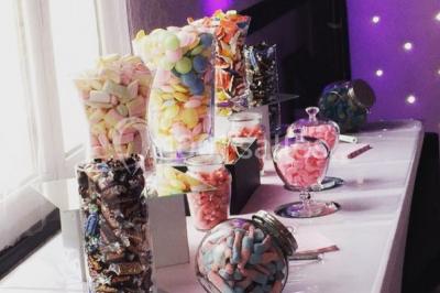 Bouées en forme de cygne et licorne flottant dans une piscine, avec des tentes blanches en arrière-plan.