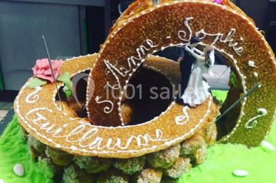 Bouées en forme de cygne et licorne flottant dans une piscine, avec des tentes blanches en arrière-plan.