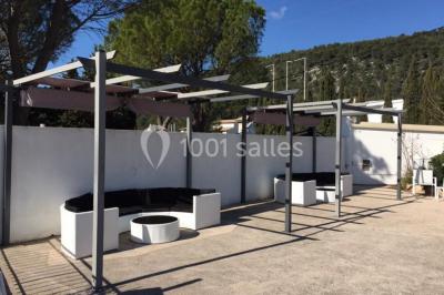 Bouées en forme de cygne et licorne flottant dans une piscine, avec des tentes blanches en arrière-plan.