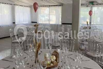 Bouées en forme de cygne et licorne flottant dans une piscine, avec des tentes blanches en arrière-plan.