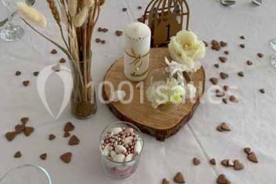 Bouées en forme de cygne et licorne flottant dans une piscine, avec des tentes blanches en arrière-plan.