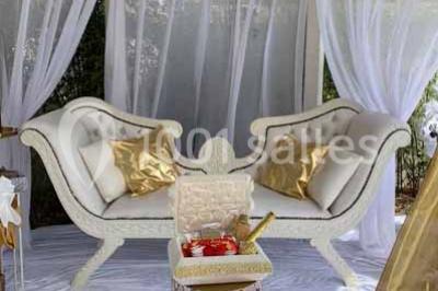 Bouées en forme de cygne et licorne flottant dans une piscine, avec des tentes blanches en arrière-plan.