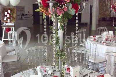 Bouées en forme de cygne et licorne flottant dans une piscine, avec des tentes blanches en arrière-plan.