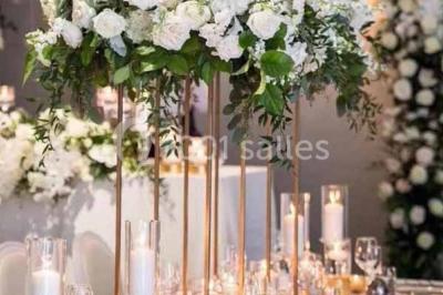 Bouées en forme de cygne et licorne flottant dans une piscine, avec des tentes blanches en arrière-plan.