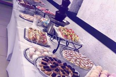 Bouées en forme de cygne et licorne flottant dans une piscine, avec des tentes blanches en arrière-plan.