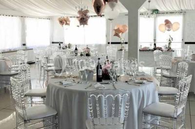 Bouées en forme de cygne et licorne flottant dans une piscine, avec des tentes blanches en arrière-plan.