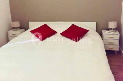 Bouées en forme de cygne et licorne flottant dans une piscine, avec des tentes blanches en arrière-plan.