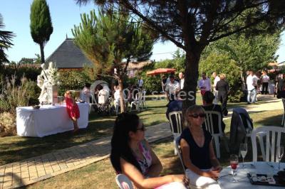 Stand décoratif avec des bonbons dans un parc, entouré d'arbres, de personnes assises et d'enfants jouant.