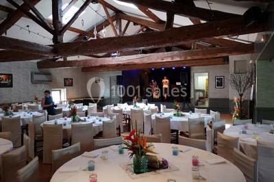 Stand décoratif avec des bonbons dans un parc, entouré d'arbres, de personnes assises et d'enfants jouant.