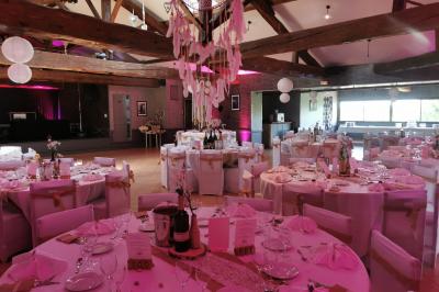 Stand décoratif avec des bonbons dans un parc, entouré d'arbres, de personnes assises et d'enfants jouant.