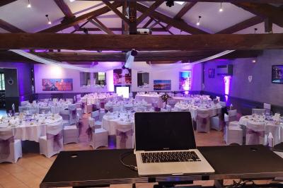 Stand décoratif avec des bonbons dans un parc, entouré d'arbres, de personnes assises et d'enfants jouant.