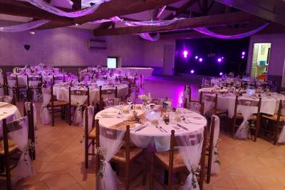 Stand décoratif avec des bonbons dans un parc, entouré d'arbres, de personnes assises et d'enfants jouant.