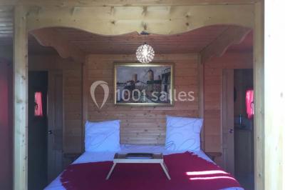 Stand décoratif avec des bonbons dans un parc, entouré d'arbres, de personnes assises et d'enfants jouant.