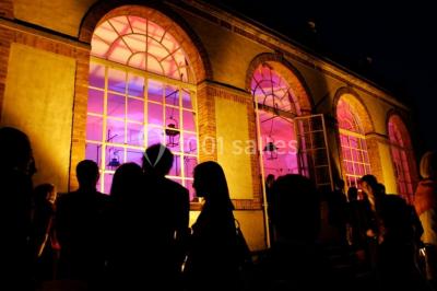 Salle de bain avec cabine de douche arrondie en verre, lavabo intégré dans un meuble en bois et carrelage beige.
