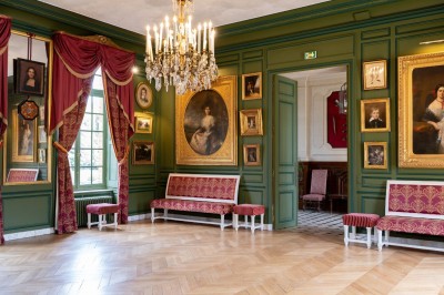 Miniature Le salon Empire Table dressée avec des assiettes, des plats de tartes et de desserts variés, dans une salle décorée de tableaux et de…