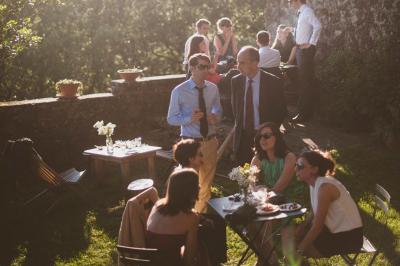 Chambre lumineuse avec lit double, canapé, meubles en bois, plafond avec poutres bleues et fenêtre donnant sur l'extérieur.