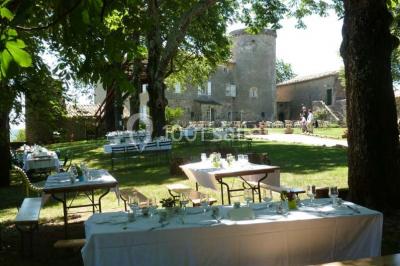 Chambre lumineuse avec lit double, canapé, meubles en bois, plafond avec poutres bleues et fenêtre donnant sur l'extérieur.