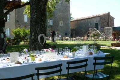 Chambre lumineuse avec lit double, canapé, meubles en bois, plafond avec poutres bleues et fenêtre donnant sur l'extérieur.