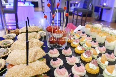 Brochure promotionnelle pour un domaine événementiel avec informations de contact, services proposés et visuels associés.