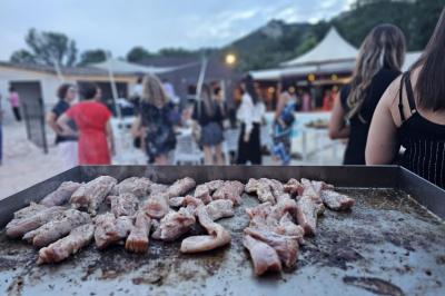 Brochure promotionnelle pour un domaine événementiel avec informations de contact, services proposés et visuels associés.