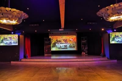 Brochure promotionnelle pour un domaine événementiel avec informations de contact, services proposés et visuels associés.