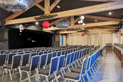 Brochure promotionnelle pour un domaine événementiel avec informations de contact, services proposés et visuels associés.