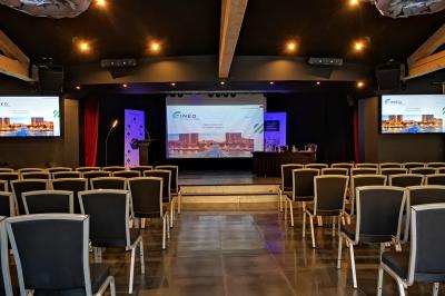 Brochure promotionnelle pour un domaine événementiel avec informations de contact, services proposés et visuels associés.