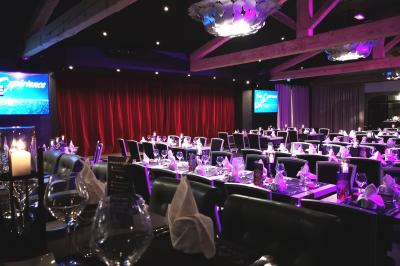 Brochure promotionnelle pour un domaine événementiel avec informations de contact, services proposés et visuels associés.