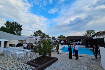 Brochure promotionnelle pour un domaine événementiel avec informations de contact, services proposés et visuels associés.